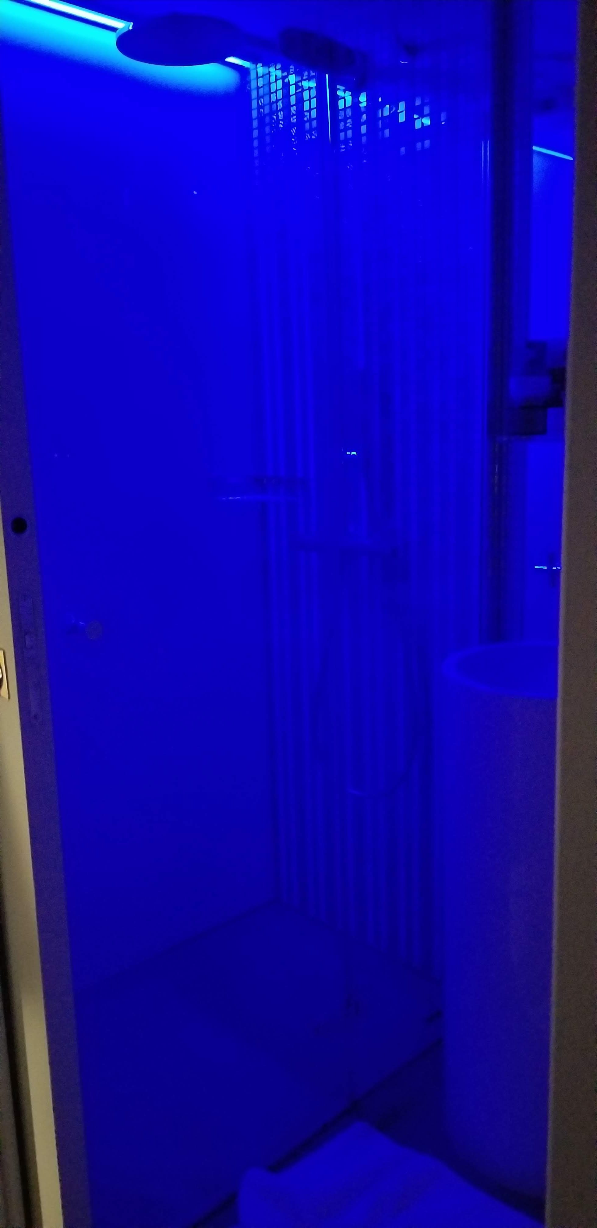 Shower in Blue Hotel R de Paris May 2019 (1)