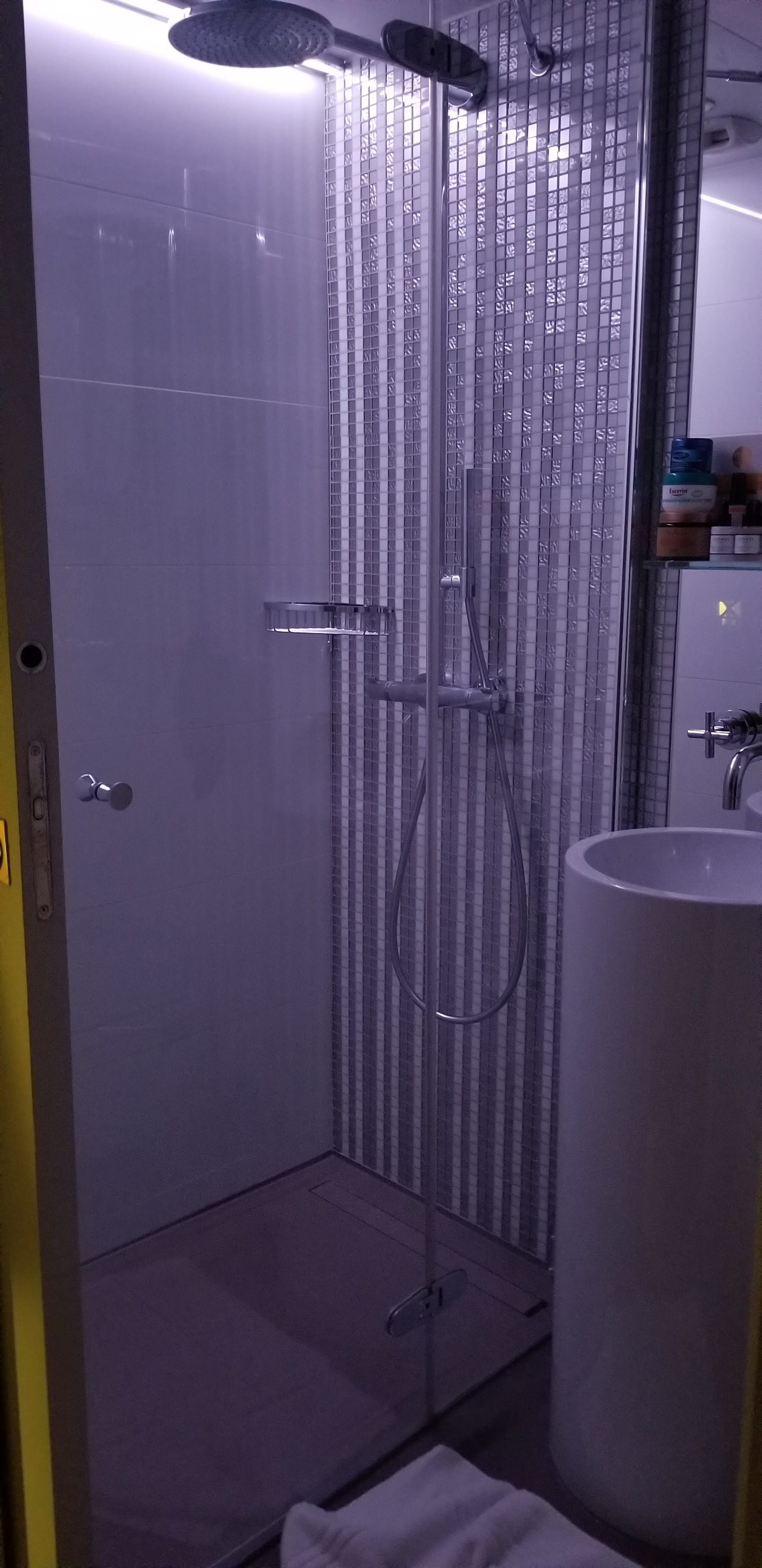 Shower in soft purple Hotel R de Paris May 2019 (1)
