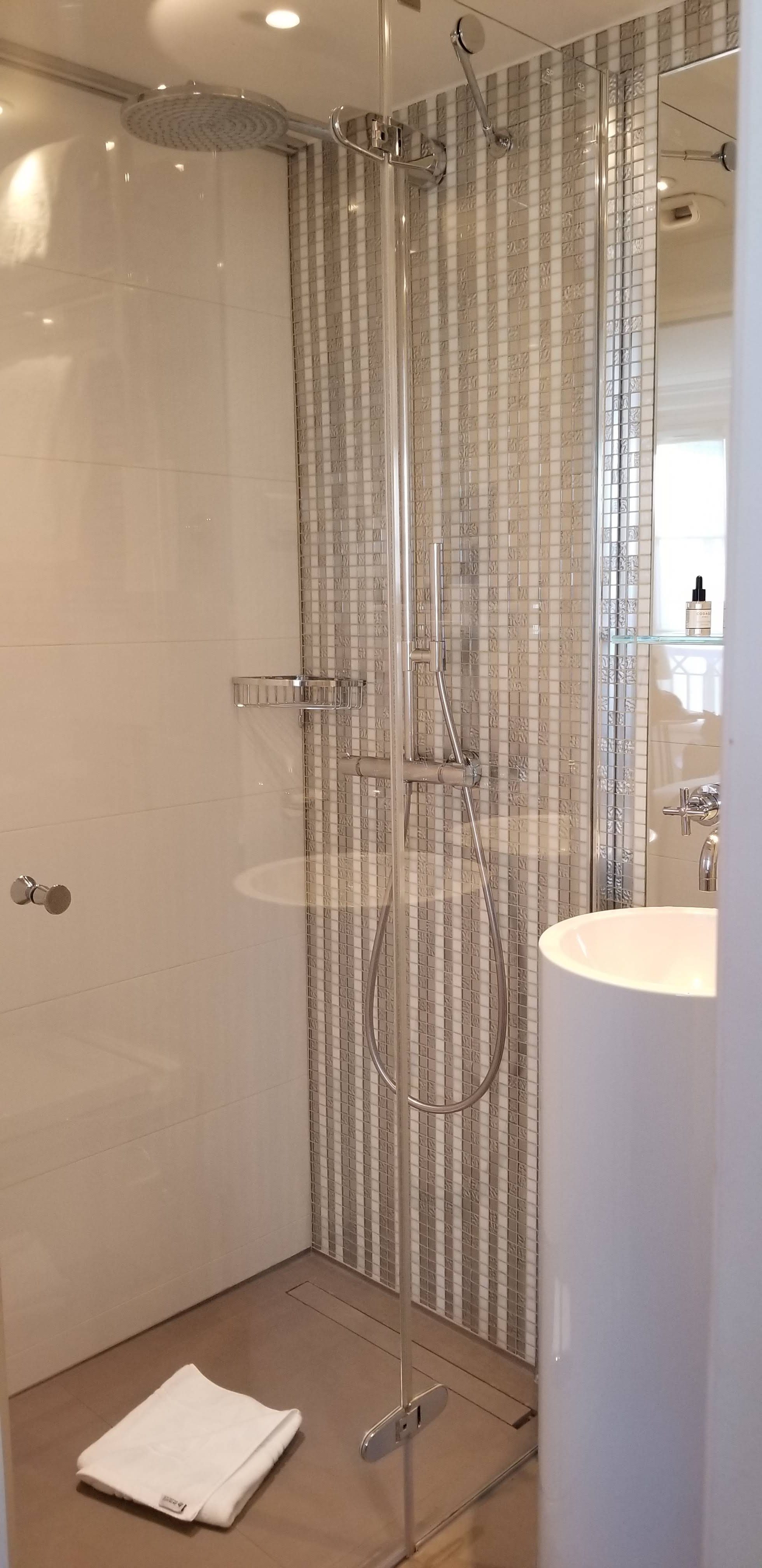 Bathroom at-Hotel-R-de-Paris